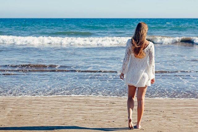Jeune femme au bord de la plage