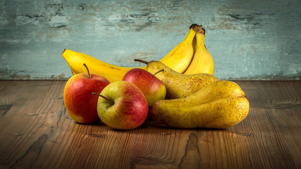 Bananes, pommes et poires