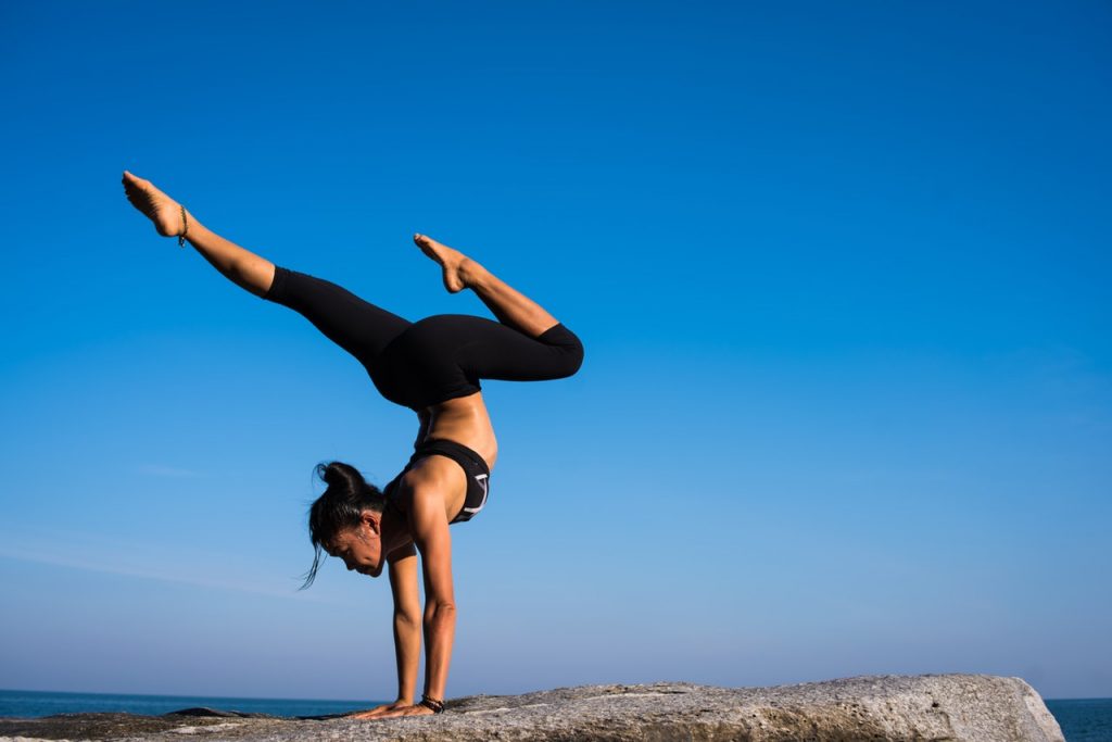 Posture inversée au yoga