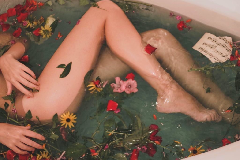 baignoire avec de l'eau et des fleurs